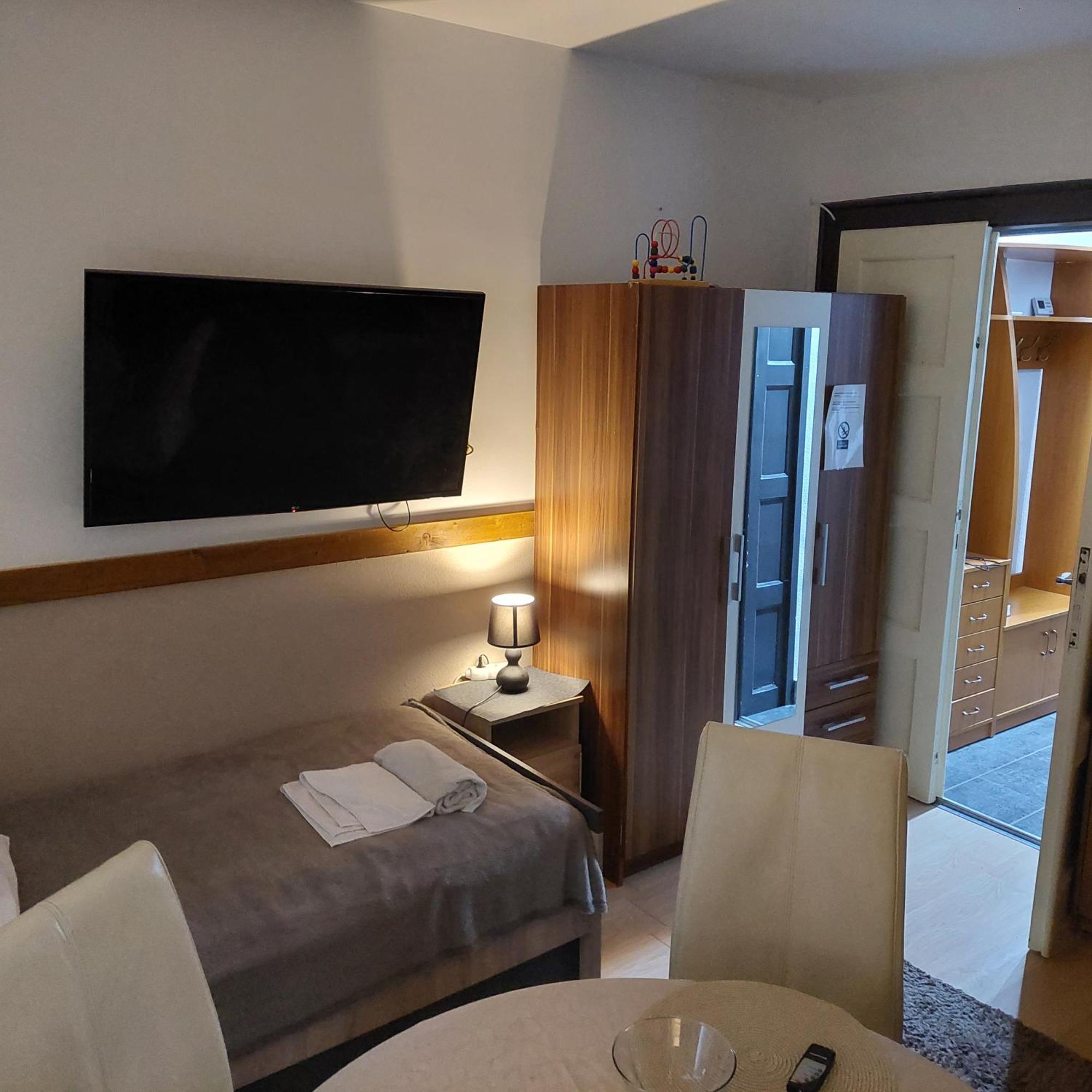 Ujszeged Apartman Pokoj fotografie